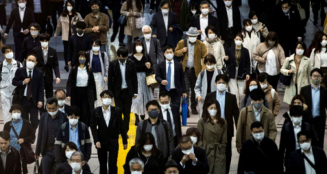 Des usagers des transports portent le masque à la gare de Shinagawa à Tokyo, le 19 novembre 2020 Photo Behrouz MEHRI. AFP