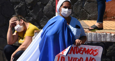 Des soignants paraguayens manifestent pour demander davantage de moyens dans la lutte contre l'épidémie de coronavirus, à Asuncion, le 19 novembre 2020.