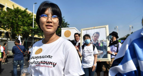 La lycéenne thaïlandaise Benjamaporn «Ploy» Nivas, le 14 novembre 2020 lors d'un rassemblement pour la démocratie à Bangkok.