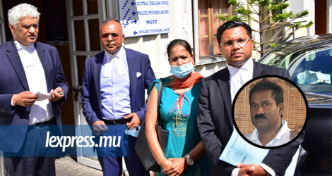 Simla Kistnen, épouse de Soopramanien (en médaillon) – choisi pour construire la clôture à Pomponnette – s’est rendue à la MCIT en compagnie de ses avocats, hier.
