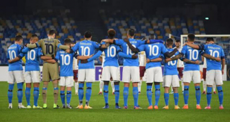 L'hommage des joueurs du Napoli à Diego Armando Maradona.