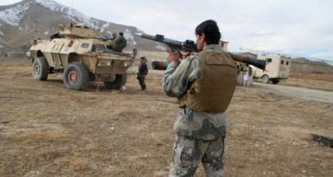 Des membres des forces de sécurité afghanes sur les lieux d'un attentat-suicide contre une de leurs bases, le 29 novembre 2020 près de Ghazni Photo STR. AFP