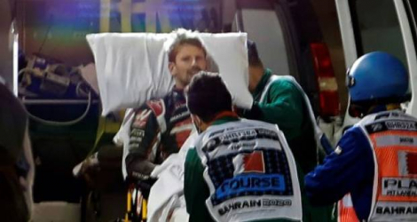 Romain Grosjean évacué par le personnel médical après son accident lors du GP de Bahreïn, à Sakhir, le 29 novembre 2020 Photo HAMAD I MOHAMMED. AFP