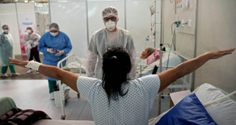 Un médecin évalue l'état d'une patiente atteinte de Covid-19, dans un hôpital de campagne de Belem au Brésil, le 3 décembre 2020.