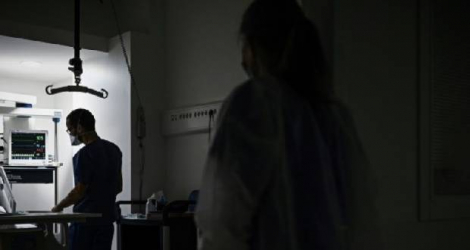 Du personnel médical s'occupe d'un patient au sein de l'unité Covid de la polyclinique privée Jean Villar à Bruges (Gironde), le 3 décembre 2020 Photo Philippe LOPEZ. AFP
