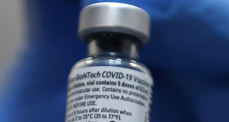 Un flacon du vaccin Pfizer-BioNTech contre le Covid-19 dans un centre de soins de Cardiff, au Royaume-Uni, le 8 décembre 2020.