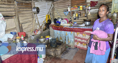 Sangeeta Choolun dans sa petite cuisine en tôle. 