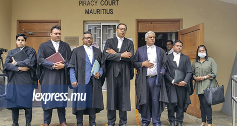L’équipe d’hommes de loi qui a pris la responsabilité «pro bono» de l’affaire Kistnen avec sa veuve au tribunal, lundi 14 décembre.