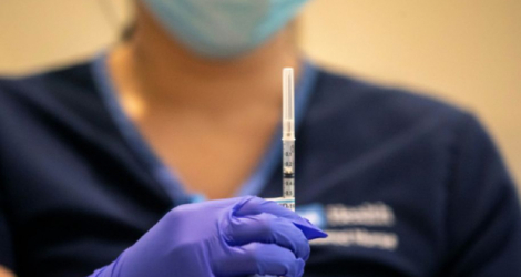 Une infirmière s'apprête à vacciner un patient contre le Covid-19 dans un hôpital de Westwood, en Californie, le 16 décembre 2020 Photo Brian van der Brug. AFP
