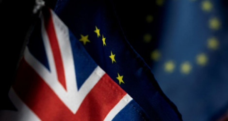 (ARCHIVES) Photo prise le 5 janvier 2020 des drapeaux britannique et de l'UE Photo Kenzo TRIBOUILLARD. AFP