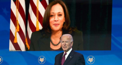 Le président américain élu Joe Biden et la vice-présidente élue Kamala Harris (sur l'écran), le 16 décembre 2020 à Wilmington Photo KEVIN LAMARQUE. AFP