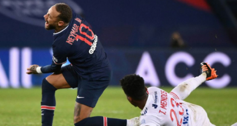 L'attaquant du PSG Neymar victime d'un tacle non maîtrisé du Lyonnais Thiago Mendes, le 13 décembre 2020 au Parc des Princes Photo FRANCK FIFE. AFP