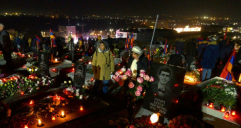 Cérémonie au cimetière militaire d'Erevan à la mémoire des victimes du conflit avec l'Azerbaïdjan au Nagorny Karabakh, le 18 décembre 2020 en Arménie Photo Karen MINASYAN. AFP