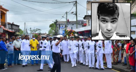 L’officier des garde-côtes, Himal Naipal, a eu droit à des honneurs militaires pour ses funérailles ce mercredi.