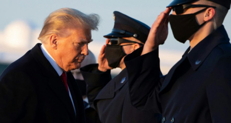 Le président américain Donald Trump embarque à bord d'Air Force One, le 23 décembre 2020 pour se rendre à Mar-a-Lago, en Floride.