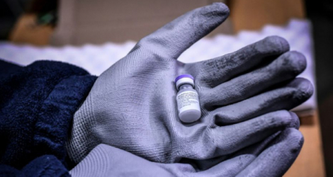 Un flacon du vaccin Pfizer-BioNTech présenté à la pharmacie centrale des hôpitaux près de Paris, le 26 décembre 2020 Photo STEPHANE DE SAKUTIN. AFP