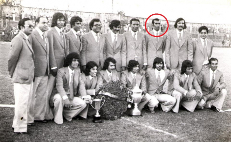 Avec les Muslim Scouts en 1976. Farook Dinaly (en médaillon) est debout à droite de son entraineur Mamade Elahee.
