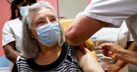 Mauricette, 78 ans, se fait vacciner par le vaccin Pfizer-BioNTech, à l'hôpital de Sevran, banlieue de Paris, le 27 décembre 2020 Photo Thomas SAMSON. AFP