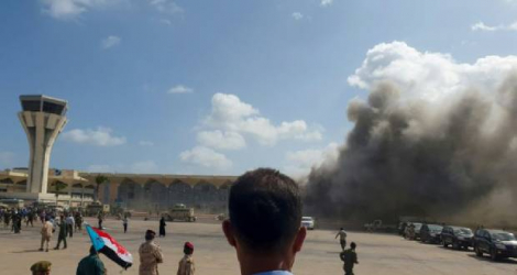 De la fumée s'échappe d'un batiment de l'aéroport d'Aden au Yémen, après des explosions meurtrières au moment de l'arrivée du nouveau gouvernement d'union, le 30 décembre 2020 Photo Saleh Al-OBEIDI. AFP