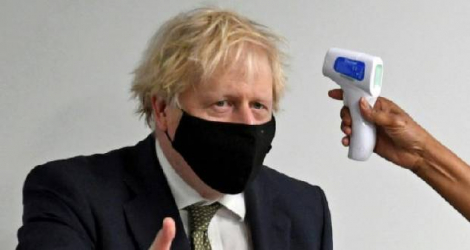 Le Premier ministre britannique Boris Johnson lors d'un contrôle de température, pendant une visite à l'hôpital londonien de Chase Farm, le 4 janvier 2021 Photo Stefan Rousseau. AFP