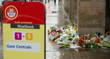 Des fleurs sur le trottoir devant la gare centrale de Bruxelles en hommage aux victimes de l'attentat à la bombe, le 25 mars 2016 Photo PHILIPPE HUGUEN. AFP