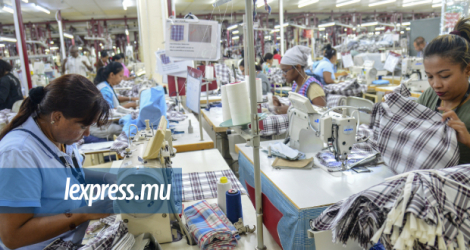 En misant sur la production de vêtements essentiels, par exemple, les usines mauriciennes augmentent leurs chances d’avoir des commandes.