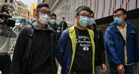 Ben Chung (c), figure de l'opposition pro-démocratie, est arrêté par la police à Hong Kong le 6 janvier 2021.