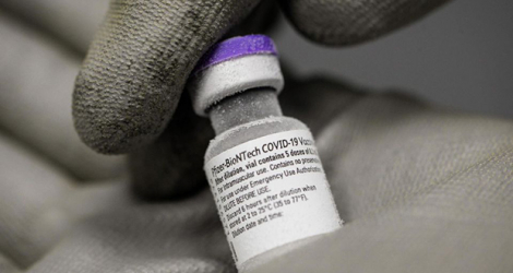 Fiole du vaccin Pfizer-BioNTech non dilué pour Covid-19, conservé à -70 ° dans un super congélateur de l'hôpital du Mans, le 15 janvier.