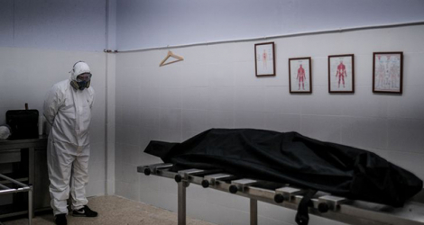 Le corps d'une victime du Covid-19 aux pompes funèbres à Amadora, dans la banlieue de Lisbonne, le 29 janvier 2021.