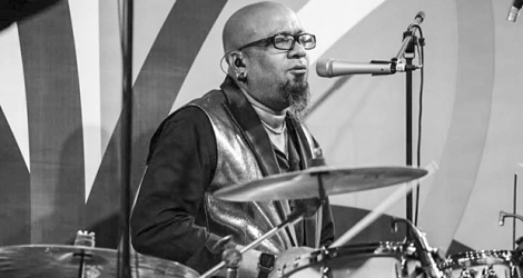 Gilbert Kuppusami a été le batteur du chanteur Kaya dans les années 90.