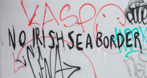 Des graffitis contre une frontière maritime dans une zone loyaliste au sud de Belfast, en Irlande du Nord, le 2 février 2021.