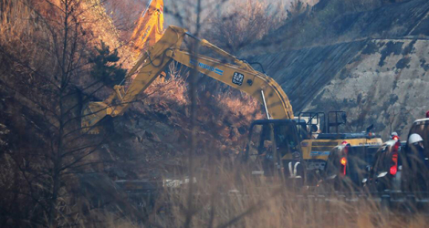Des engins interviennent sur une autoroute à Soma (Japon) après un glissement de terrain provoqué par un séisme, le 14 février 2021.