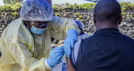 Un homme est vacciné contre le virus Ebola au centre de santé Afia Himbi de Goma, en République démocratique du Congo, le 15 juillet 2019. Pamela Tulizo, AFP