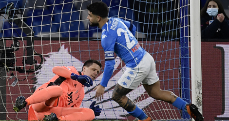 L'attaquant italien de Naples, Lorenzo Insigne, transforme son penalty lors du match de Serie A à domicile face à la Juventus, le 13 février 2021.