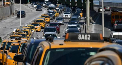 Des taxis jaunes en route pour aller bloquer le Brooklyn Bridge, pour réclamer l'aide de la ville de New York face à la chute de leurs revenus, le 10 février 2021 ANGELA WEISS AFP