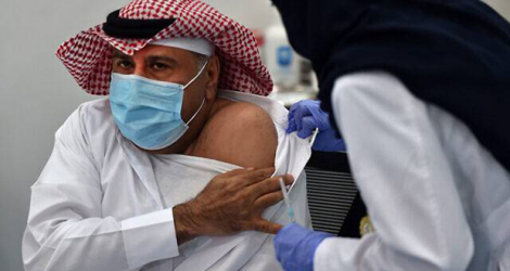 Un citoyen saoudien reçoit un vaccin anti-coronavirus à Riyad en Arabie saoudite. 