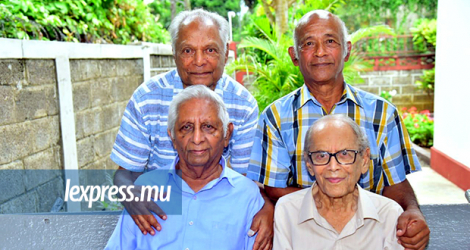 (De g. à dr.) (debout) : Harry, 86 ans ; Barlen, 72 ans ; (assis) Rao, 93 ans, et Babaye, 95 ans.