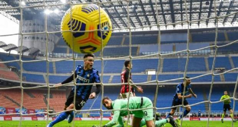 L'attaquant argentin de l'Inter Milan, Lautaro Martinez (g), exulte après son second but lors du match de Serie A face à l'AC Milan, à San Siro, le 21 février 2021 afp.com - Miguel MEDINA
