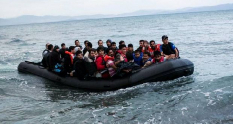 Des migrants sur une embarcation de fortune en Méditerranée. Photo d'archives AFP