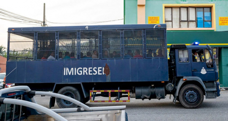 Un camion des services d'immigration qui transporterait des migrants birmans se dirige le 23 février 2021 vers une base navale en Malaisie d'où les migrants ont été expulsés. afp.com/Mohd RASFAN.