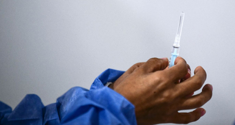 Un travailleur de santé prépare une dose du vaccin chinois Sinopharm à Buenos Aires, le 5 mars 2021. 