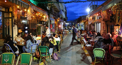 Des personnes sont attablées dans un restaurant de Tel Aviv, le 7 mars 2021, après la levée de certaines restrictions sanitaires en Israël.