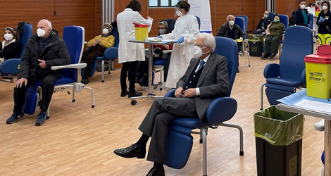 Le président italien Sergio Mattarella (centre) lors de sa vaccination dans un hôpital de Rome, le 9 mars 2021.