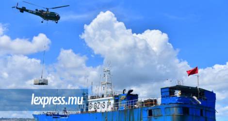L’hélicoptère transporte les «cubitainers» vers le bateau pour le stockage de l’huile.