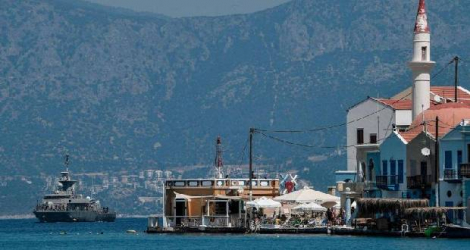 Un navire de la marine grecque amarré dans le port de l'île grecque de Kastellorizo, située à deux kilomètres des côtes turques, le 28 août 2020. Photo d'archives AFP / Louisa GOULIAMAKI