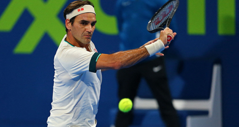 Roger Federer renvoit la balle lors de son match contre Nikoloz Basilashvili au Qatar, le 11 mars 2021.