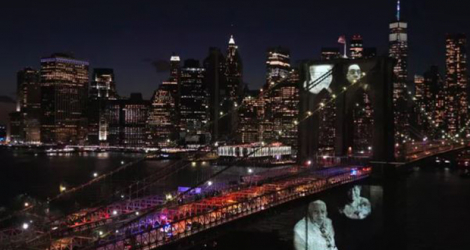 De grandes photos en noir et blanc des victimes ont été projetées sur l'emblématique Brooklyn Bridge.
