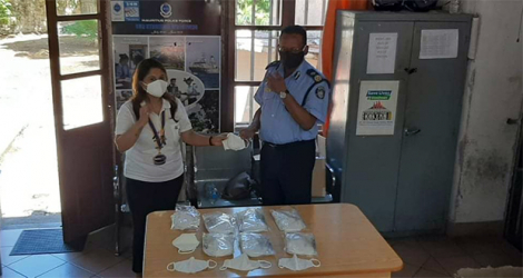 Le Rotary a remis les masques à l'assistant commissaire de police Veeramalay, au poste de police de Souillac, le 16 mars.
