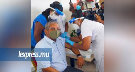 Le président seychellois Wavel Ramkelawan s’est fait injecter le vaccin en janvier,  lorsque son pays a lancé sa campagne.