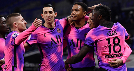 L'attaquant du Paris Saint-Germain, Kylian Mbappé (2e d), félicité par ses coéquipiers après avoir marqué contre Lyon, lors de leur match de L1, le 21 mars 2021 au Groupama Stadium à Décines-Charpieu.